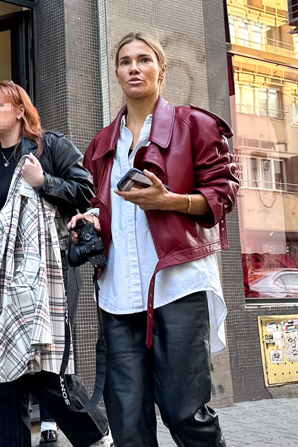 Maja Bohosiewicz robi zdjęcia przed swoim butikiem