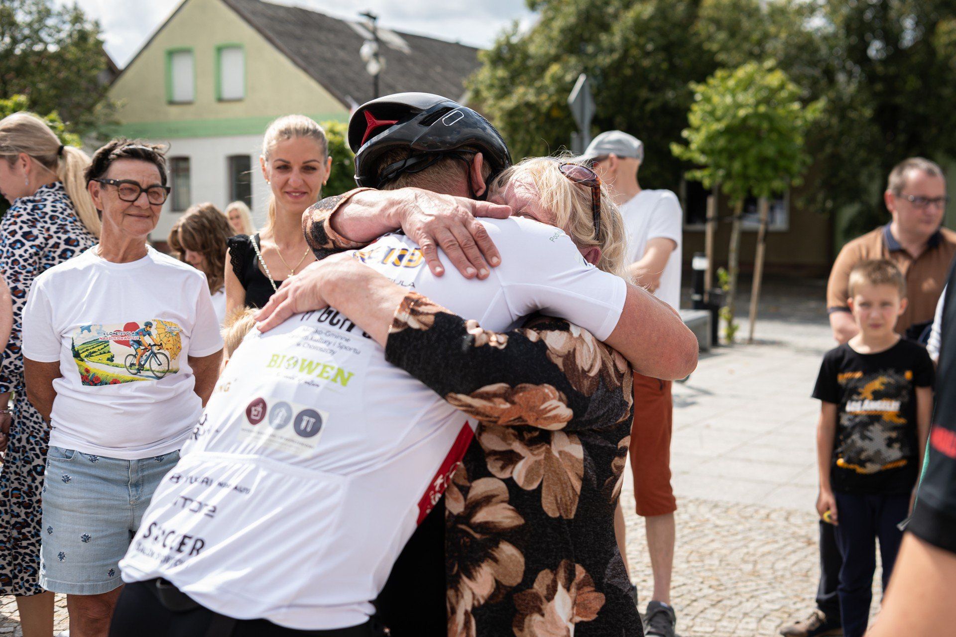 W niedzielę, 17 sierpnia, Rynek 11 Listopada w Choroszczy wypełnił się mieszkańcami, którzy przyszli powitać niezwykłego gościa. Po ponad miesiącu zmagań i przejechaniu ponad 3400 kilometrów przez całą Polskę, Krzysztof Mróz - właściciel Kriss Catering - zakończył swoją charytatywną wyprawę rowerową. Jego wyczyn wzbudził ogromny podziw, a przede wszystkim miał szczytny cel - wsparcie podopiecznych Fundacji Naszpikowani.