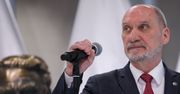 "Chamska hołota" była usprawiedliwioną reakcją Jarosława Kaczyńskiego - uważa Antoni Macierewicz
