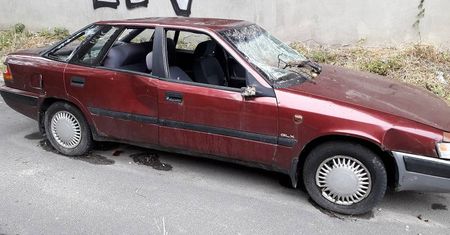Zalegające wraki na ulicach Lublina. Jak się ich pozbyć?