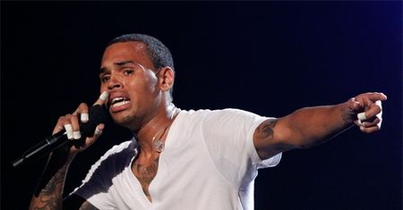 Chris Brown PŁACZE PODCZAS WYSTĘPU! (WIDEO)
