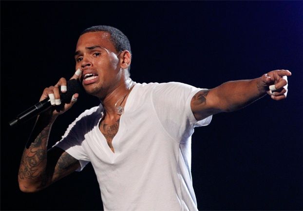 Chris Brown PŁACZE PODCZAS WYSTĘPU! (WIDEO)