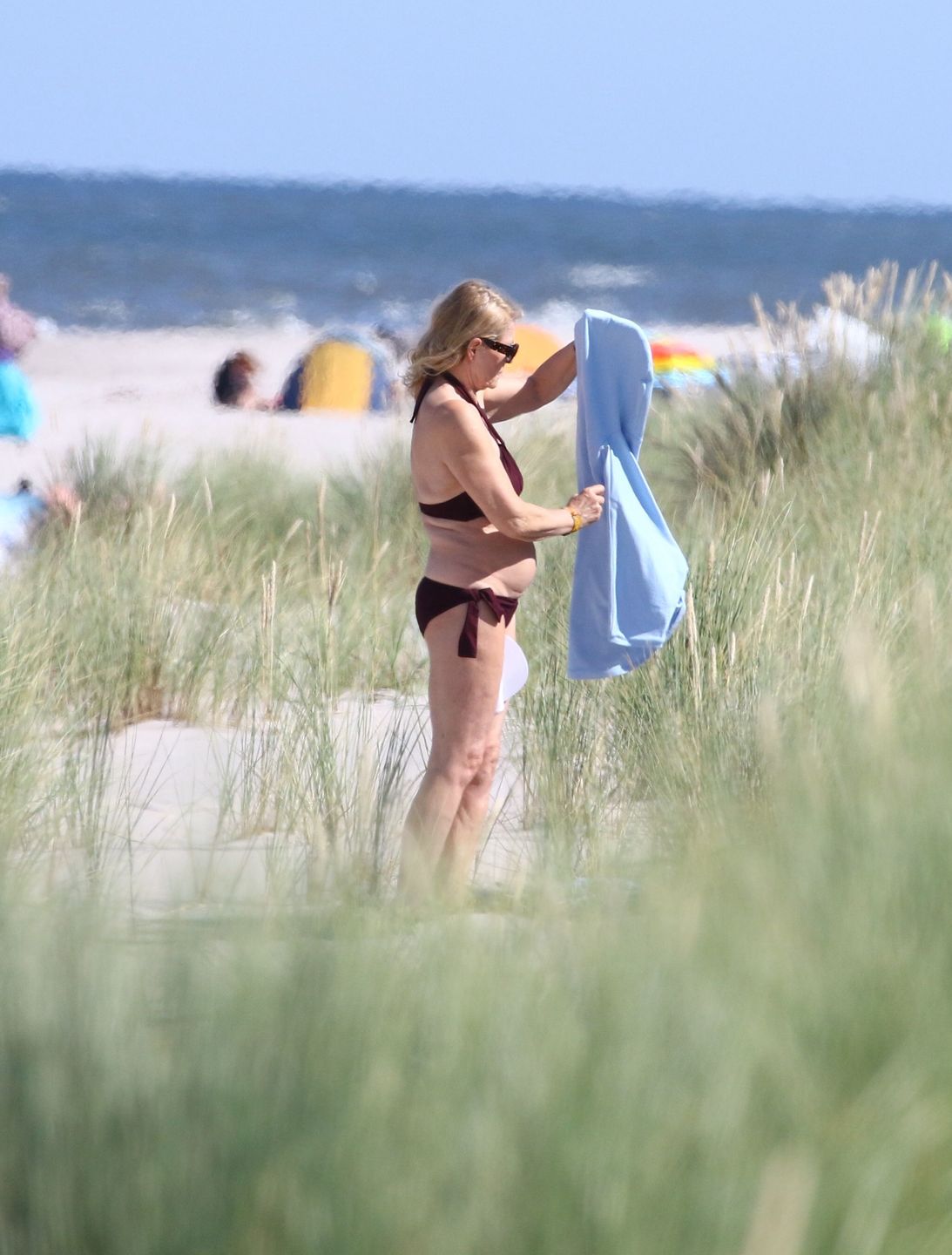 Grażyna Szapołowska wygrzewa się na jurackiej plaży