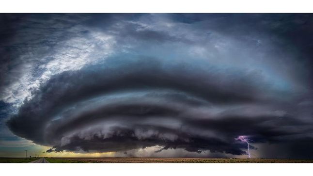 Derek Burdney został nagrodzony III miejscem za niesamowitą fotografię. Jego pasją jest ściganie burz. To zdjęcie powstało podczas jednej z wypraw do Teksasu, gdzie ujął chmury kształtujące się w potencjalne tornado.