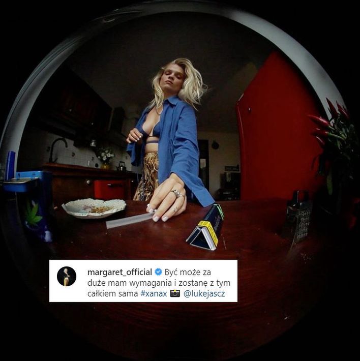 Margaret znów pozuje z bletkami i liściem marihuany
