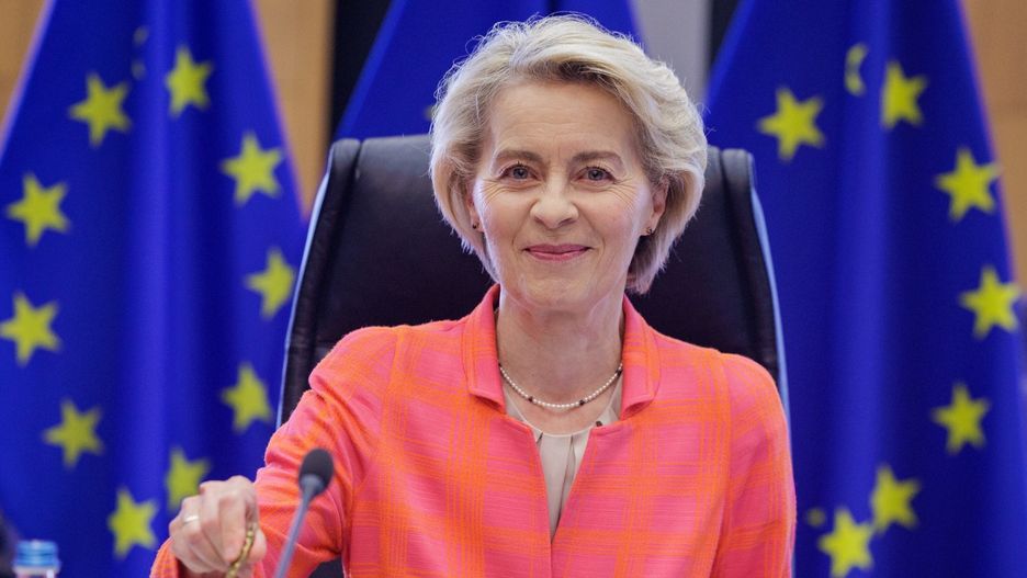 EU Commission's weekly meeting and pressers in Brussels
epa12209584 European Commission President Ursula von der Leyen rings the bell at the start of the weekly college meeting of the European Commissioners in Brussels, Belgium, 02 July 2025.  EPA/OLIVIER MATTHYS 
Dostawca: PAP/EPA.
OLIVIER MATTHYS
bell, EU meeting, EU college of commissioners, european union