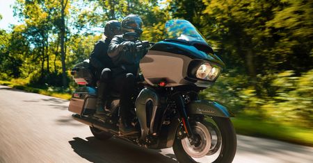 Harley-Davidson nie tylko z aktywnym tempomatem, ale też awaryjnym hamowaniem
