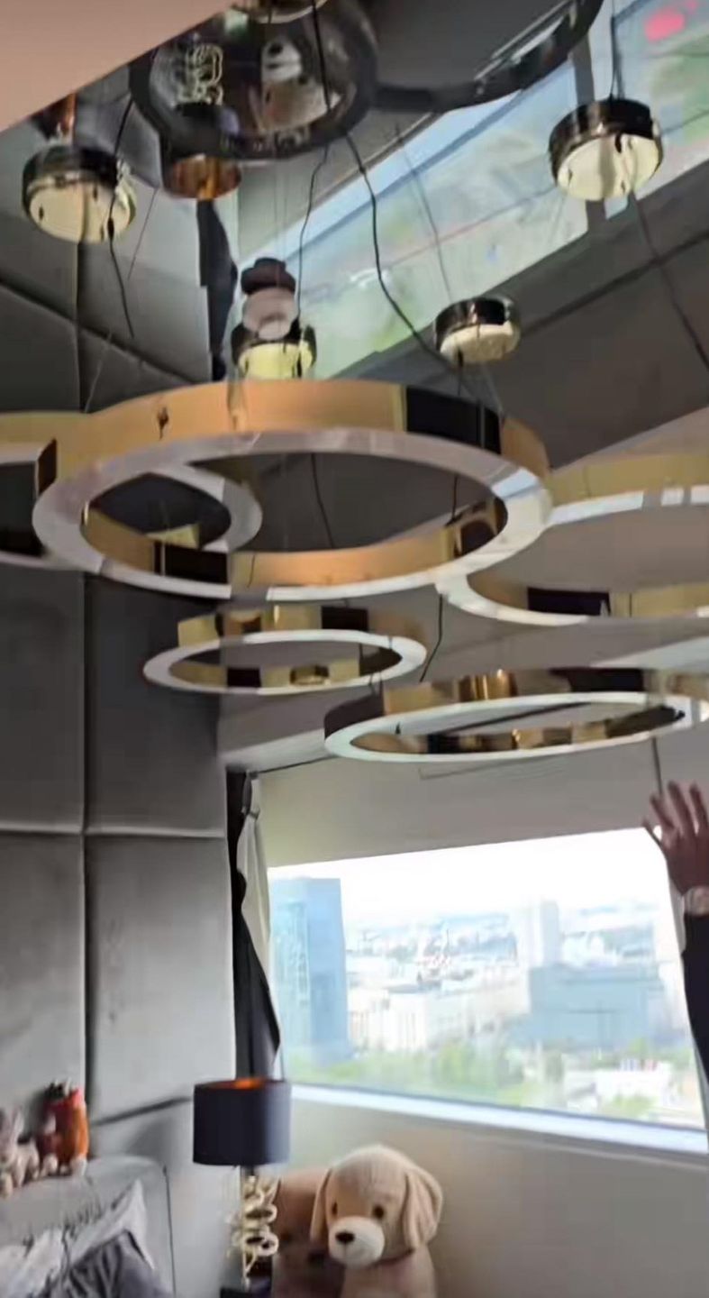 Wojtek Gola pokazał apartament na Złotej 44