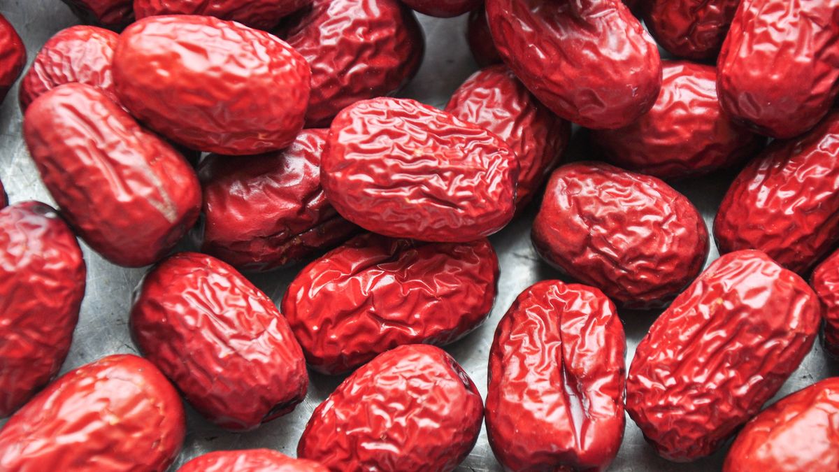 Pies of ripe jujubes. Traditional Chinese medicine.
Pies of ripe jujubes. Traditional Chinese medicine.
Yurou Guan