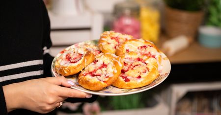 Ciasto mięciutkie, a pod kruszonką ser i owoce. Te drożdżówki zawsze się udają