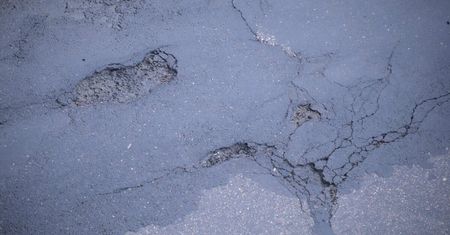 Ulice w rozsypce. Drogowcy nie nadążają z łataniem dziur, jakie pojawiają się każdego dnia