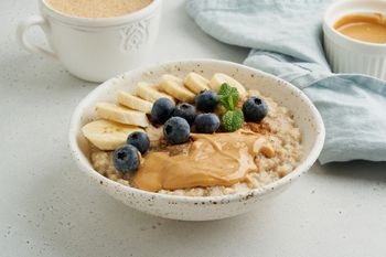 Podkręć metabolizm. Zrób naturalną owsiankę proteinową w 10 minut