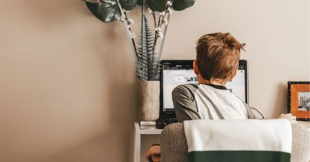 Wkrótce czwartoklasiści dostaną laptopy od rządu. Wiemy, jaki to będzie model