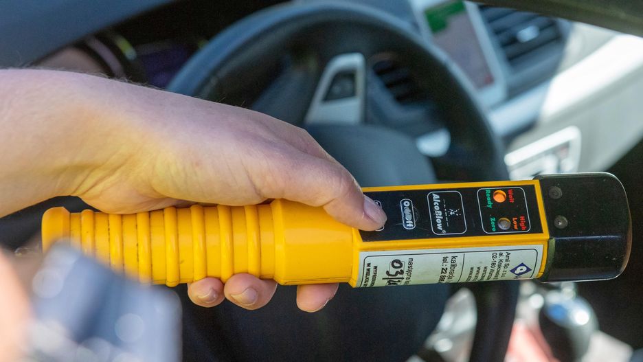 Na zmianę prowadzili samochód. Byli pijani