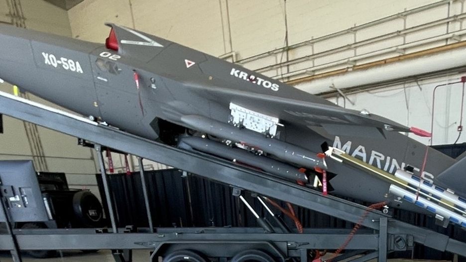 Niskokosztowy pocisk manewrujący Ragnarök  na tle drona  XQ-58.