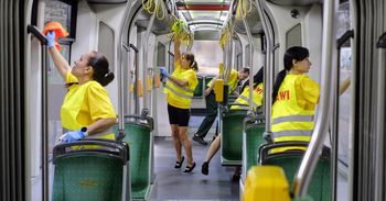 Poznań: Fekalia, gumy do żucia i kilogramy piachu. Tak się sprząta tramwaje i autobusy