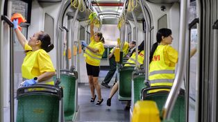 Poznań: Fekalia, gumy do żucia i kilogramy piachu. Tak się sprząta tramwaje i autobusy