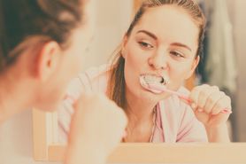 Regularne mycie zębów chroni przed demencją