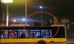 Nietypowa nocna przejażdżka. Mężczyźni na dachu autobusu