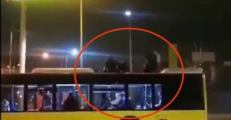 Nietypowa nocna przejażdżka. Mężczyźni na dachu autobusu