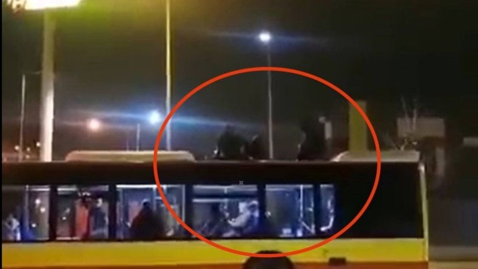 Trzech mężczyzn jechało na dachu autobusu we Wrocławiu