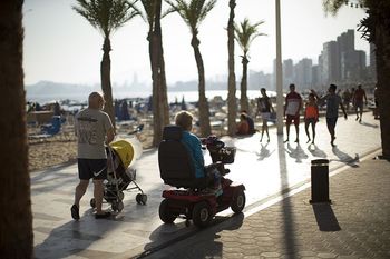 Seniorka wjechała skuterem do oceanu. Wszyscy zamarli