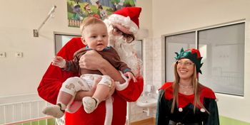 Świętokrzyskie: Święty Mikołaj odwiedził oddział dziecięcy