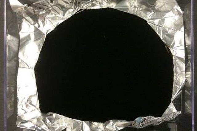 Tak wygląda prawdziwy super-czarny materiał.