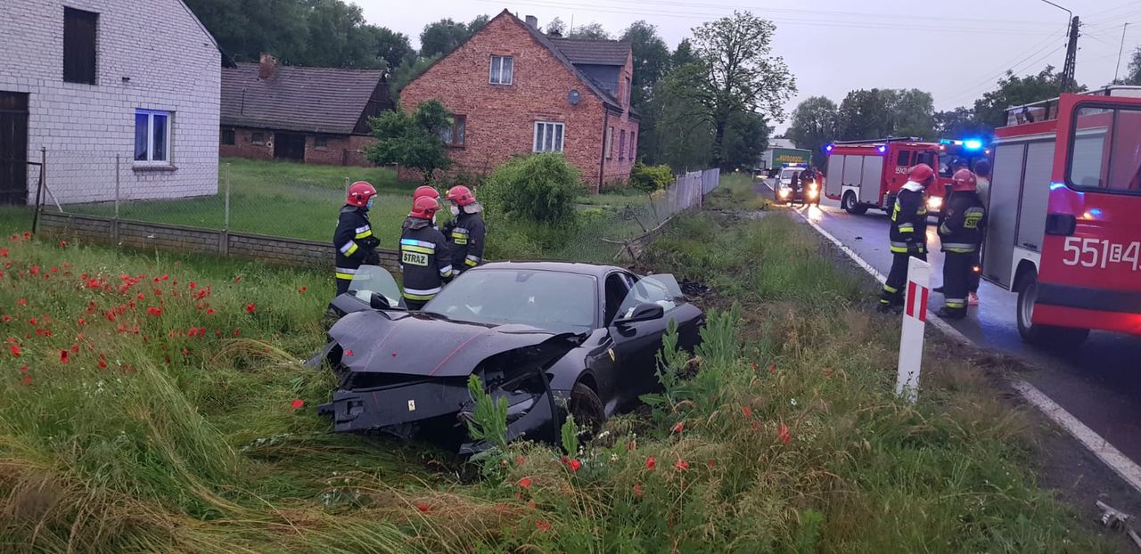 Ferrari mocno ucierpiało w wyniku wypadku.