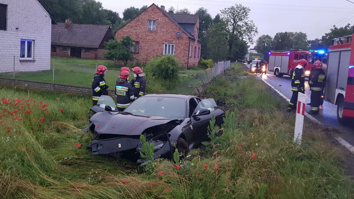 Ferrari mocno ucierpiało w wyniku wypadku.