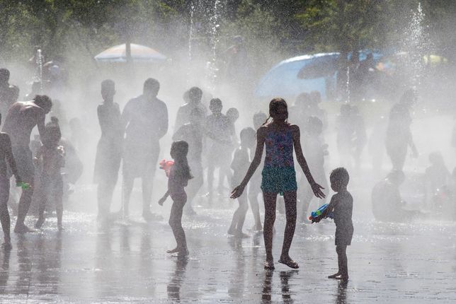 Mieszkańcy i turyści w gorące dni starają się chłodzić w fontannach
