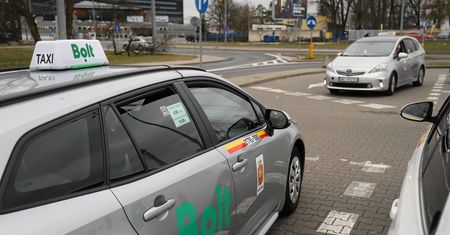 "Metody mafijne". Nieuczciwe praktyki na Okęciu. Taksówkarze zabrali głos