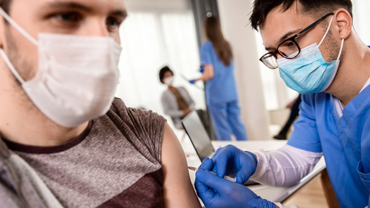 Szczepienie przeciwko COVID-19 albo urlop? Pracodawcy: nie tędy droga