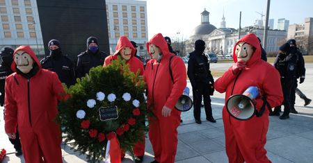 Warszawa. Kontrowersyjny wieniec przed pomnikiem smoleńskim. Doszło do szarpaniny