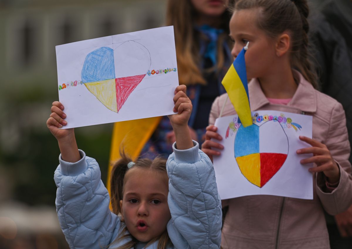  Phoenix Help Kids створюють унікальну NFT колекцію зі світлин, намальованих українськими дітьми (Photo by Artur Widak/NurPhoto via Getty Images)