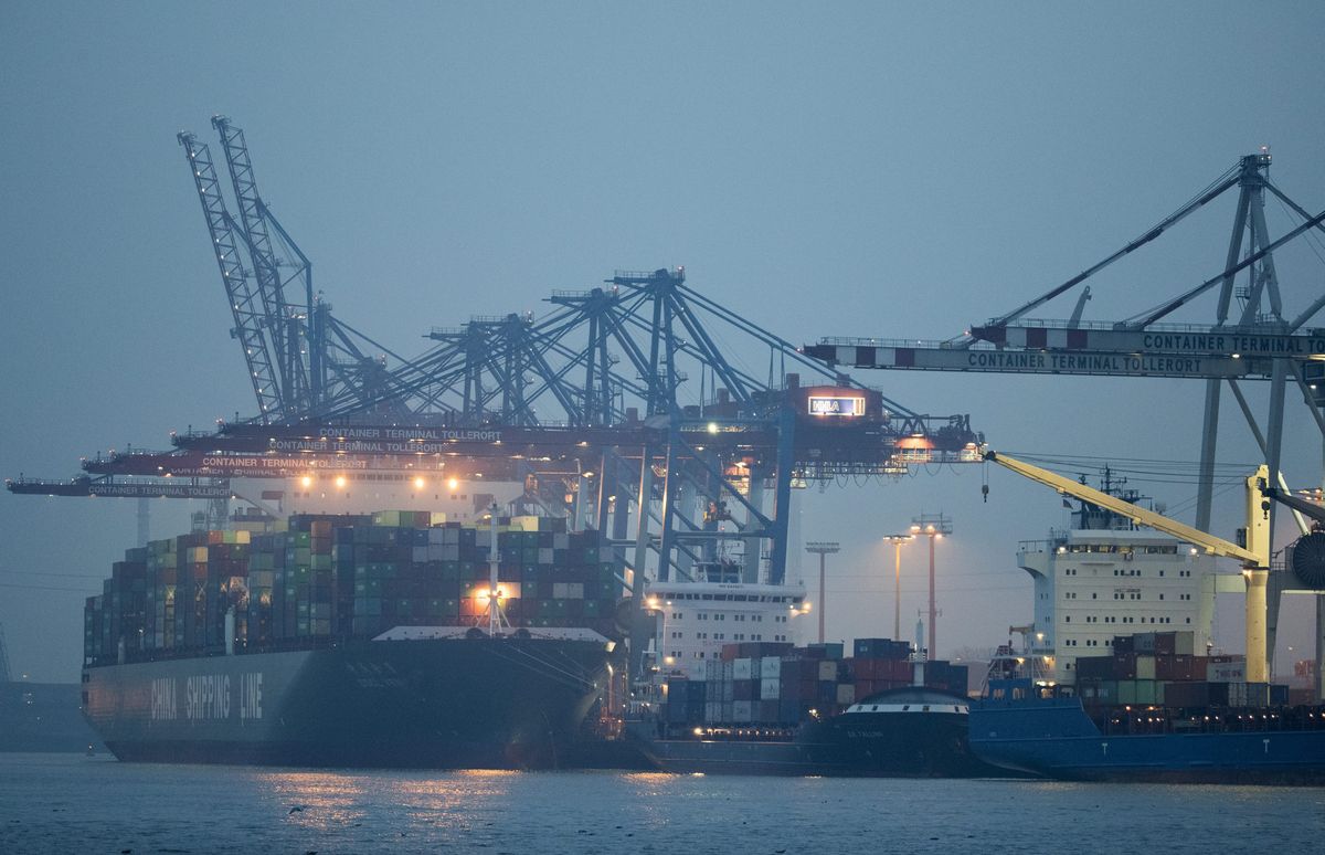 Dźwigi kontenerowe ładują kontenery na pokład statku towarowego firmy China Shipping Line w terminalu kontenerowym Tollerort (CTT) w porcie w Hamburgu, 30 stycznia 2017 r.