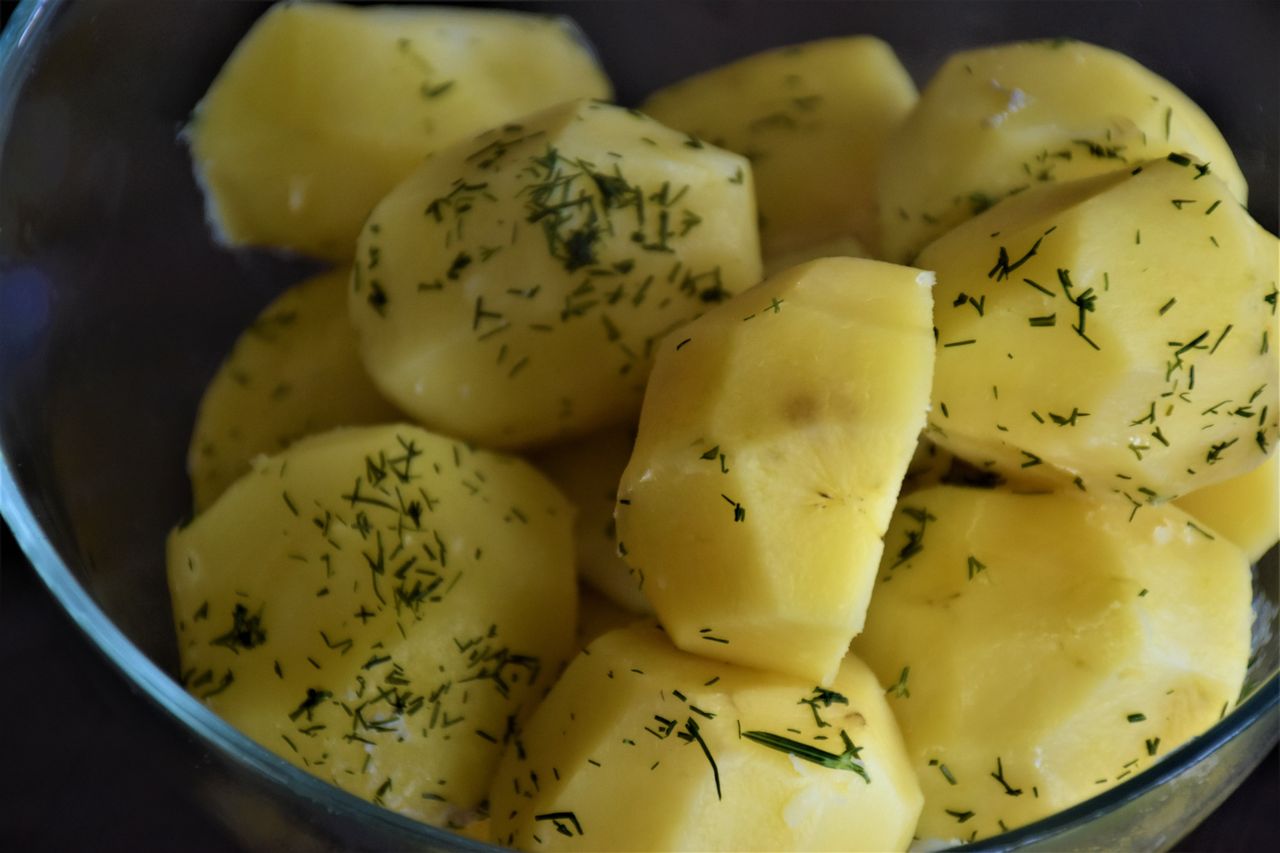 Wlewam trochę do gotujących się ziemniaków. Ich smak jest nie do podrobienia