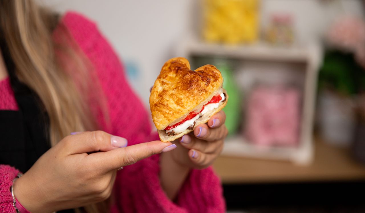 Zaskocz bliskich i zrób szybkie serduszka z ciasta francuskiego. Każda porcja skrywa pyszne dodatki