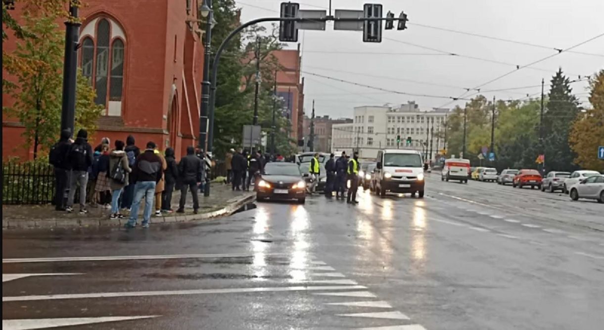 Strzelanina w Toruniu. Na ulicy ludzie w kajdankach
