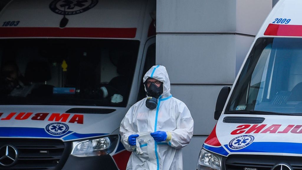 Policjanci uratowali kierowcę ciężarówki. Miał COVID-19