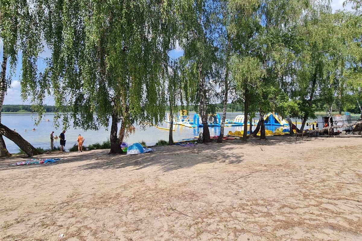 Wypoczywający na plaży nad jeziorem Zagłębocze