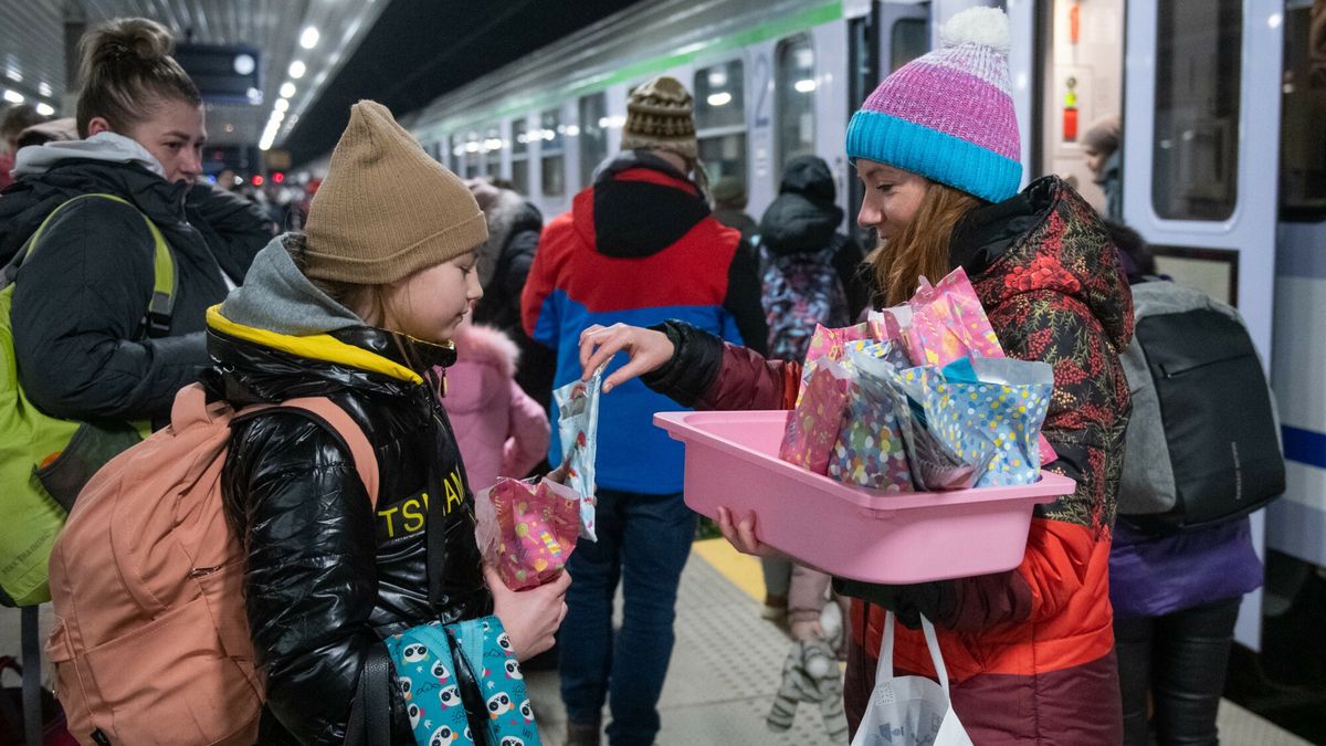 Obywatele Ukrainy przyjeżdżają do Polski.