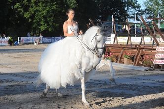 Rusin już jeździ konno! W SUKNI ŚLUBNEJ! (ZDJĘCIA)