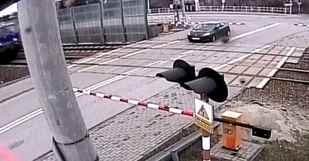 Kierowca utknął między rogatkami. Pociąg nie zatrzymał się od razu