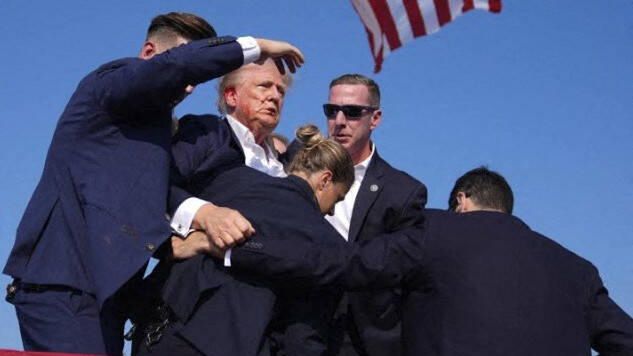 Część polityków Partii Republikańskiej wyraziła oburzenie faktem, że chroniąca Trumpa Secret Service dopuściła do próby zabójstwa byłego prezydenta