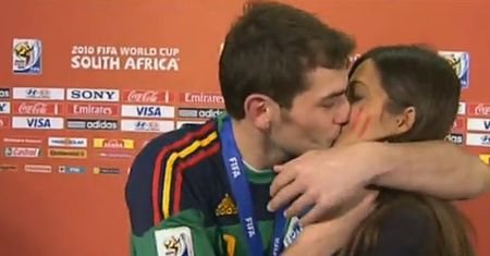 Romantyczny finał finału! CASILLAS CAŁUJE NARZECZONĄ! (WIDEO)