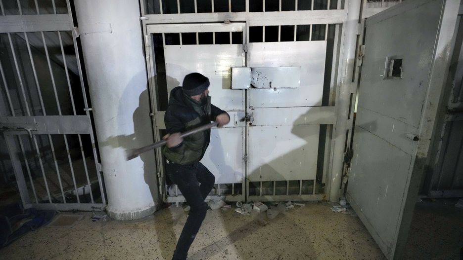 Przewr�t w Syrii
A man breaks the lock of a cell in the infamous Saydnaya military prison, just north of Damascus, Syria, Monday, Dec. 9, 2024. Crowds are gathering to enter the prison, known as the "human slaughterhouse," after thousands of inmates were released following the rebels' overthrow of Bashar al-Assad's regime on Sunday. (AP Photo/Hussein Malla)
Hussein Malla