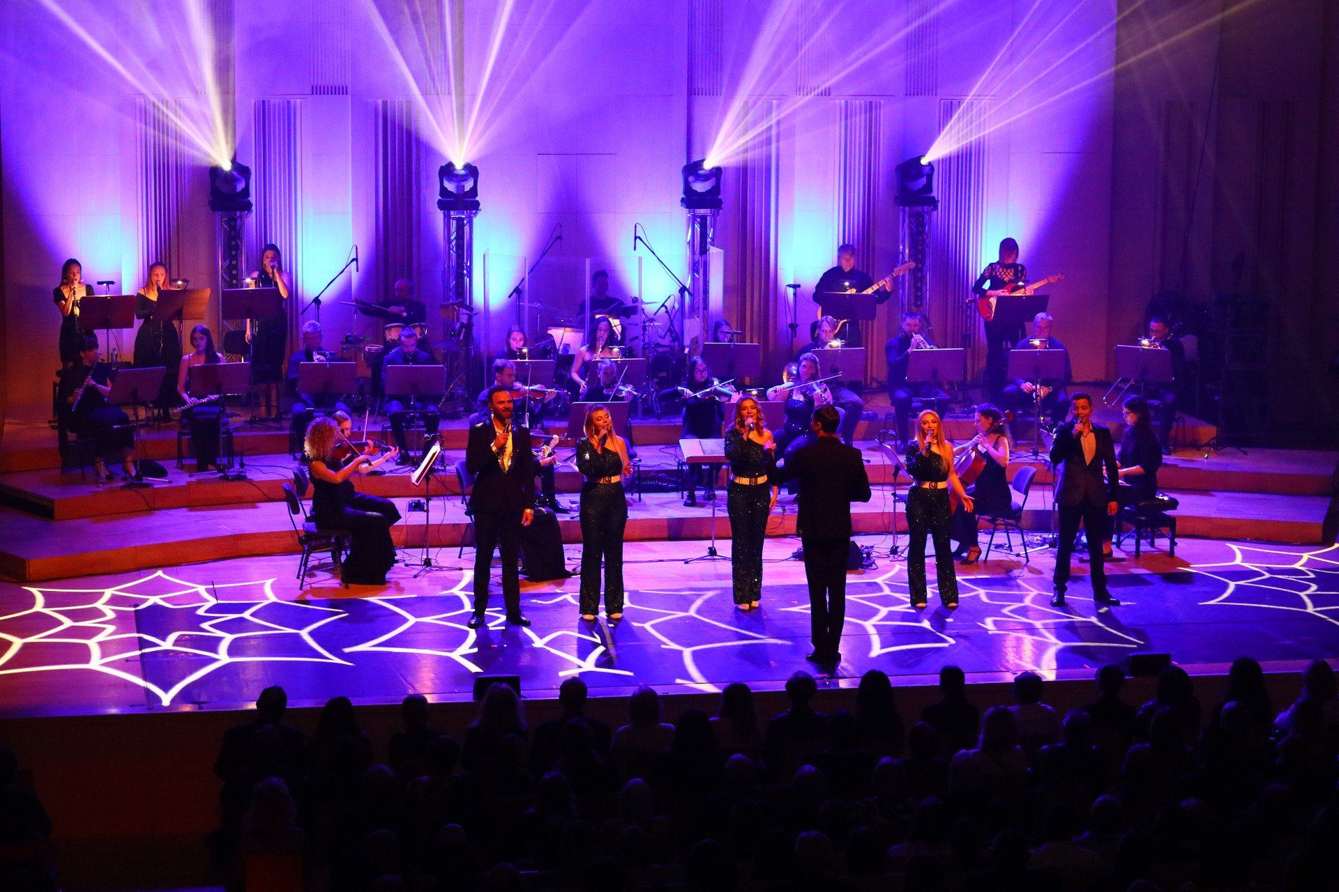 W widowisku na deskach Filharmonii Świętokrzyskiej wzięło udział ponad 50 artystów z całego świata, w tym gwiazdy międzynarodowych scen i finaliści popularnych programów muzycznych