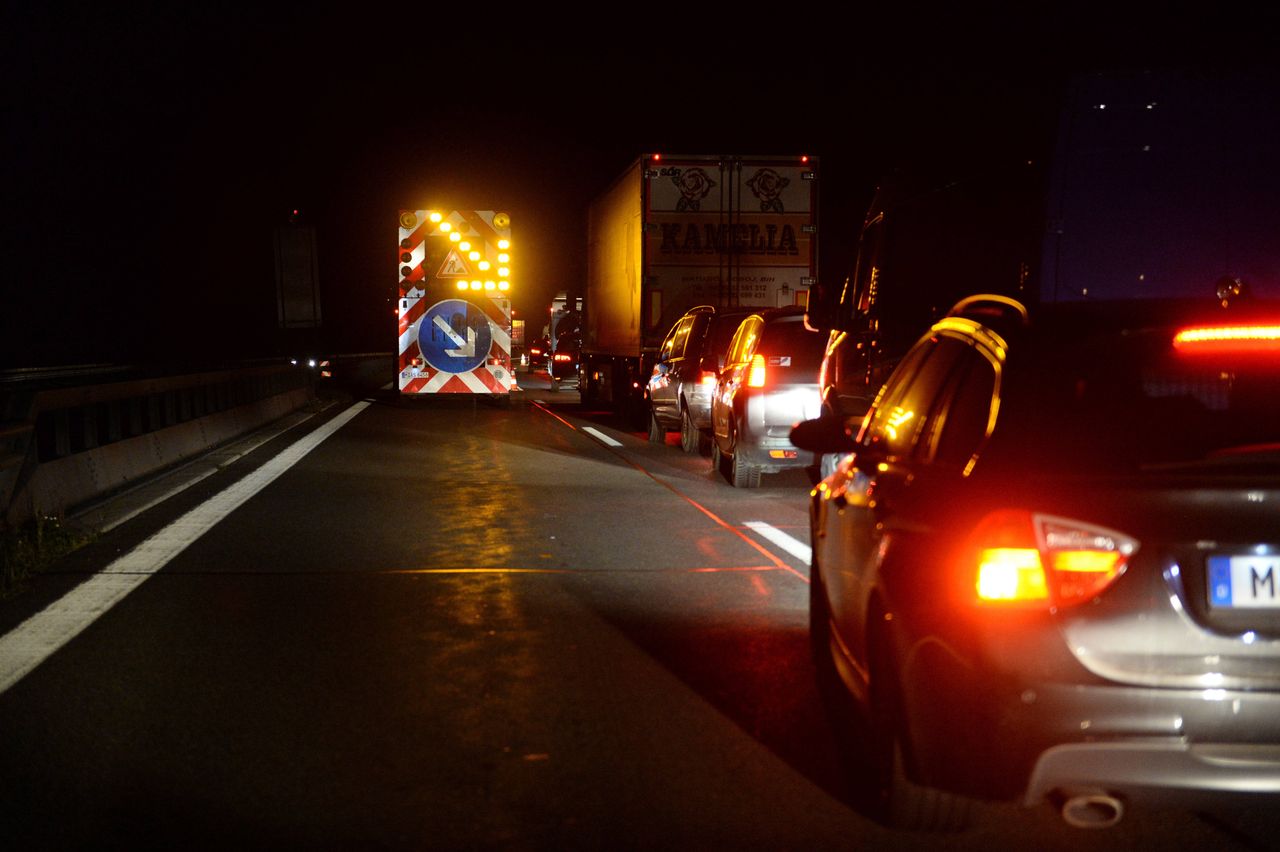 43-latek zginął na autostradzie. Pojazdy na niego wpadały