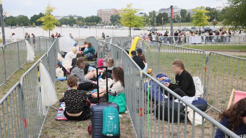 Fanki Harry'ego Stylesa koczują przed PGE Narodowym 